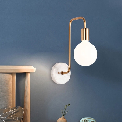 Lampada da parete moderna a sfera dorata con paralume in vetro color crema - Lampada da parete