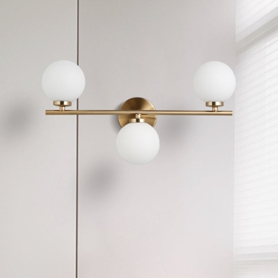 Sconce da parete rotonda dorata con paralume in vetro lattiginoso - Illuminazione modernista a 3 teste