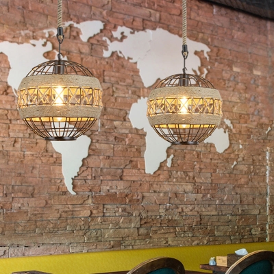 Rustieke bolvormige hanglamp in industriële stijl in zwart