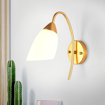 Applique moderno da parete color oro con paralume in vetro bianco svasato per camera da letto
