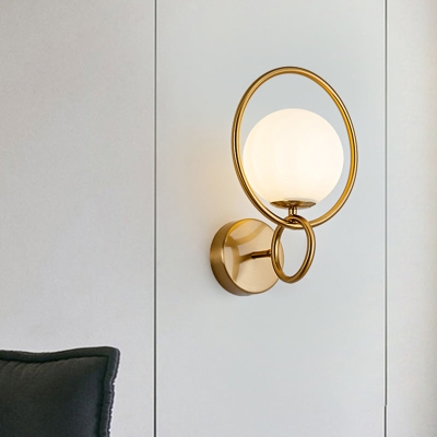 Lampada da parete moderna a 1 lampadina con finitura in ottone e paralume in vetro opale