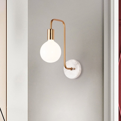 Lampada da parete moderna a sfera dorata con paralume in vetro color crema - Lampada da parete