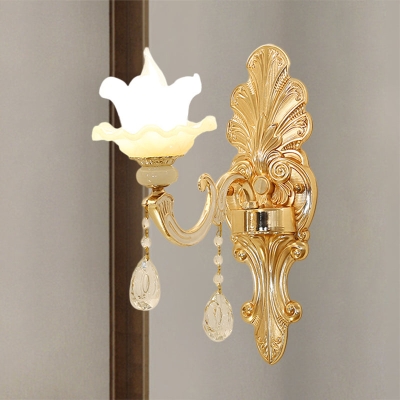 Aplique de pared de vidrio ópalo de mediados de siglo con acabado dorado y pantalla de flores - Luz única, montado en la pared