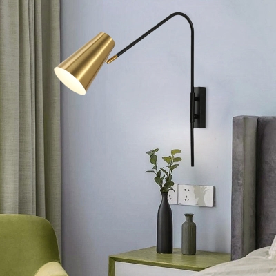 Lampada da parete moderna a cono in ottone per soggiorno