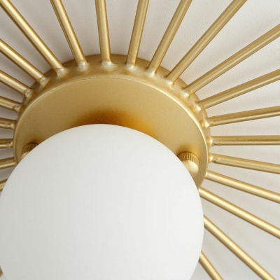 Schlanke, halbbündige Deckenleuchte aus Opalglas für das Foyer – goldenes Sunburst-Design
