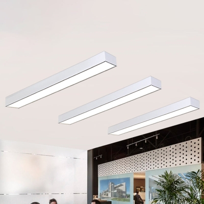 Minimalistisches Leuchten im Büro: stabförmige LED-Deckenleuchte aus Metall
