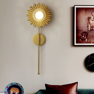 Aplique de pared de antorcha de latón moderno de mediados de siglo - metal y vidrio transparente - lámpara de pared de 1 luz