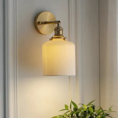 Scandinavische minimalistische slaapkamer nachtkastje badkamer koperen wandlamp