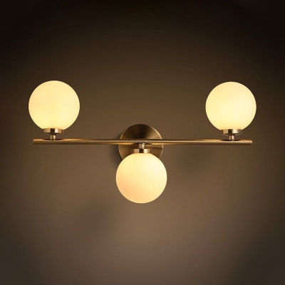 Sconce da parete rotonda dorata con paralume in vetro lattiginoso - Illuminazione modernista a 3 teste