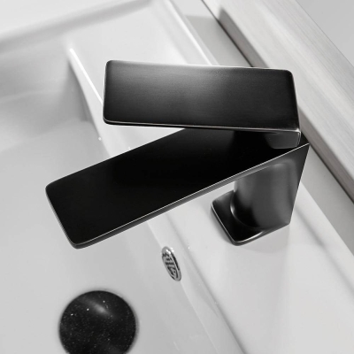 HydroBliss – Moderner Badezimmer-Wasserhahn mit Griff oben