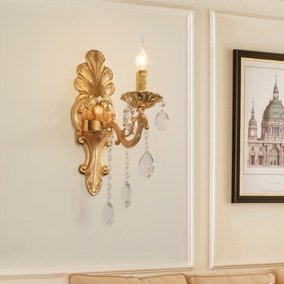 Lámpara de candelabro de montaje en pared con acabado dorado de mediados de siglo