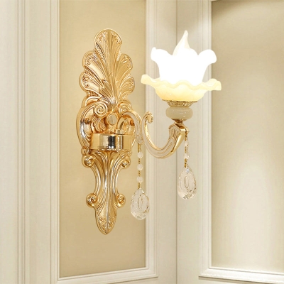 Aplique de pared de vidrio ópalo de mediados de siglo con acabado dorado y pantalla de flores - Luz única, montado en la pared