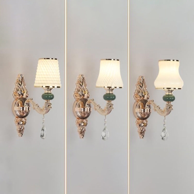 Klassische Wandleuchte mit strukturiertem Glas und hängendem Kristall in Gold