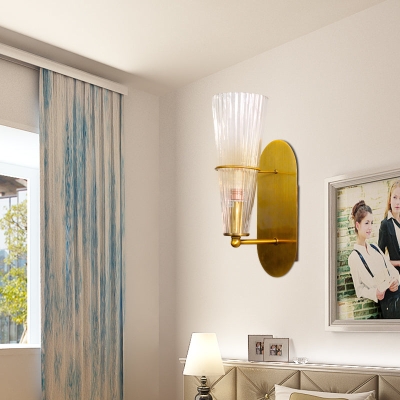 Aplique de pared cónico de latón moderno de mediados de siglo para interiores con vidrio acanalado transparente - Luz única