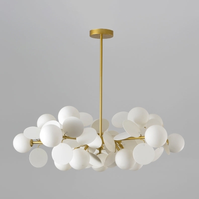 Kugel-Kronleuchter aus Messing, zeitgenössische Hängeleuchte aus milchigem Glas mit mehrkreisiger Dekoration