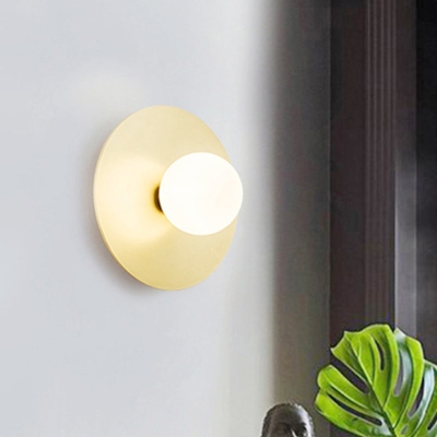 Lampada da parete moderna a LED dorata con paralume in vetro bianco - Lampada da parete per bagno