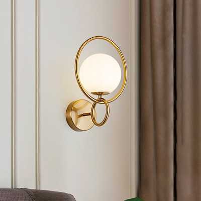 Lampada da parete moderna a 1 lampadina con finitura in ottone e paralume in vetro opale
