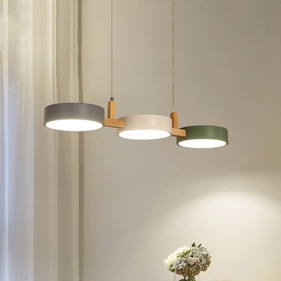Metallzylinder-Mehrlicht-Pendelleuchte Nordic 3-Kopf-Weiß-Grau-Grün-Deckenlampe mit Holzarm