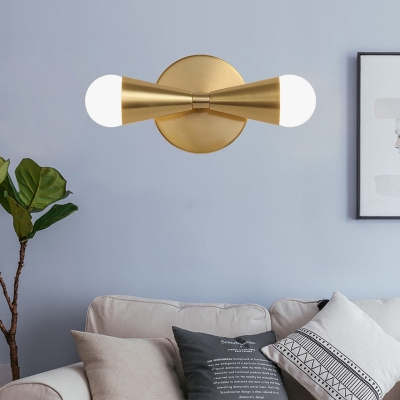 Lampada da parete moderna in metallo dal design svasato, ideale per soggiorno, finitura ottone, 2 luci