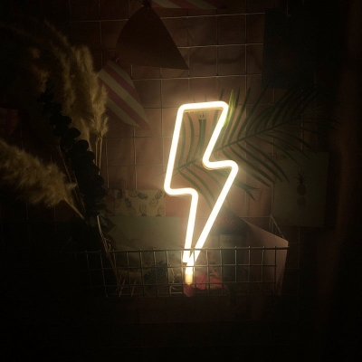 Weiße LED-Tischlampe „Lightning Bolt“: Künstlerische Schlafzimmer-Nachttischleuchte aus Gummi mit Batterie