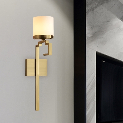 Aplique de pared de latón de mediados de siglo con vidrio opalino mate y elemento oriental
