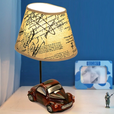 Lampe de table de nuit en forme de tonneau beige pour enfants avec base de voiture - Lampe de table de chevet en tissu à 1 lumière pour chambre à coucher
