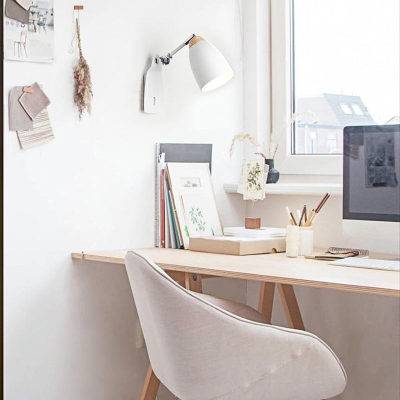 Lampada da parete minimalista affusolata in bianco e nero con interruttore, ideale per lo studio