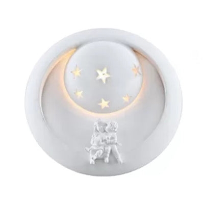 Applique murale étoilée en résine blanche avec des enfants ludiques pour une ambiance de chambre de rêve