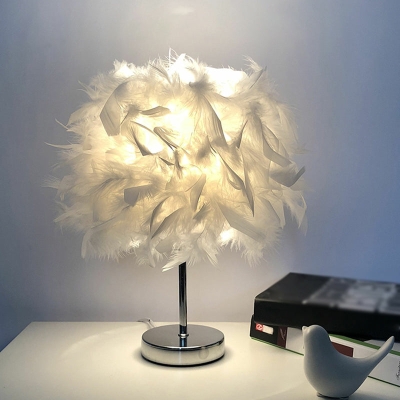 Lampe de table boule à plumes pour chambre d'enfant – 21,6 cm/25,4 cm de large et design simple en blanc/chrome