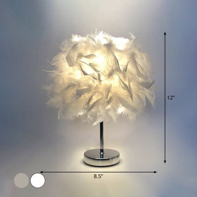 Lampe de table boule à plumes pour chambre d'enfant – 21,6 cm/25,4 cm de large et design simple en blanc/chrome