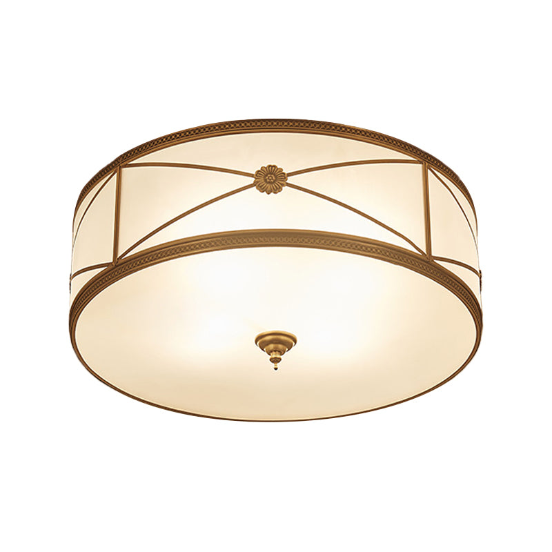 Lampa sufitowa do montażu podtynkowego ze szkła opalowego, z klasycznym mosiężnym wykończeniem