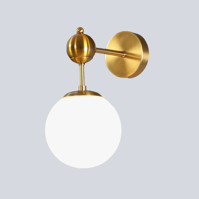 Moderne Messing-Wandleuchte mit verstellbarem Knoten – weißes Glaskugel-Design
