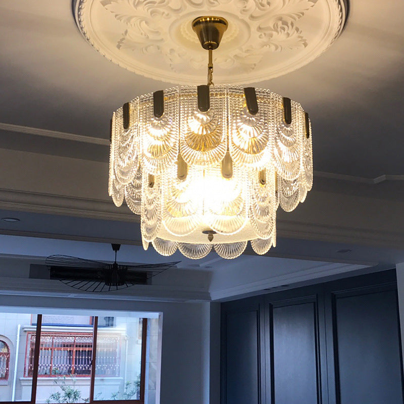 Lampa wisząca z przezroczystego, teksturowanego szkła. Klasyczny żyrandol do jadalni. Oprawa oświetleniowa z mosiądzu
