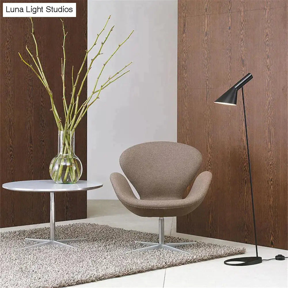 Lámpara de pie AJ ​​de diseño nórdico, luz de pie de Metal negro para sala de estar, dormitorio, mesita de noche, lámparas de pie decorativas, Luminaria de iluminación