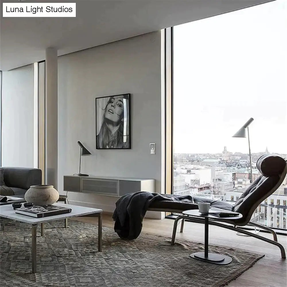 Lámpara de pie AJ ​​de diseño nórdico, luz de pie de Metal negro para sala de estar, dormitorio, mesita de noche, lámparas de pie decorativas, Luminaria de iluminación