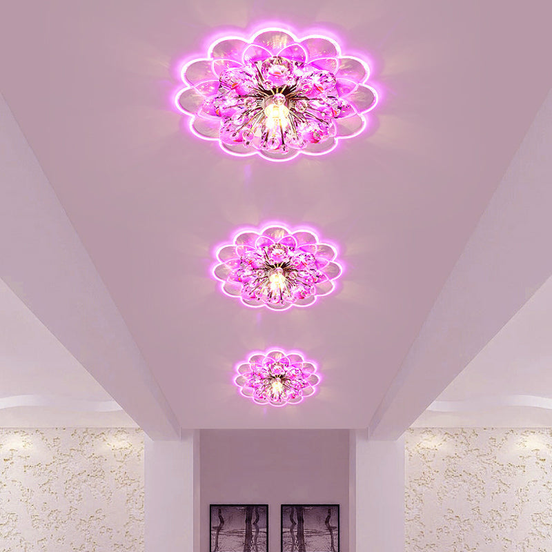 Plafonnier LED floral moderne à encastrer avec cristal biseauté en rouge pour porche, avec options de lumière rose, blanche et chaude.