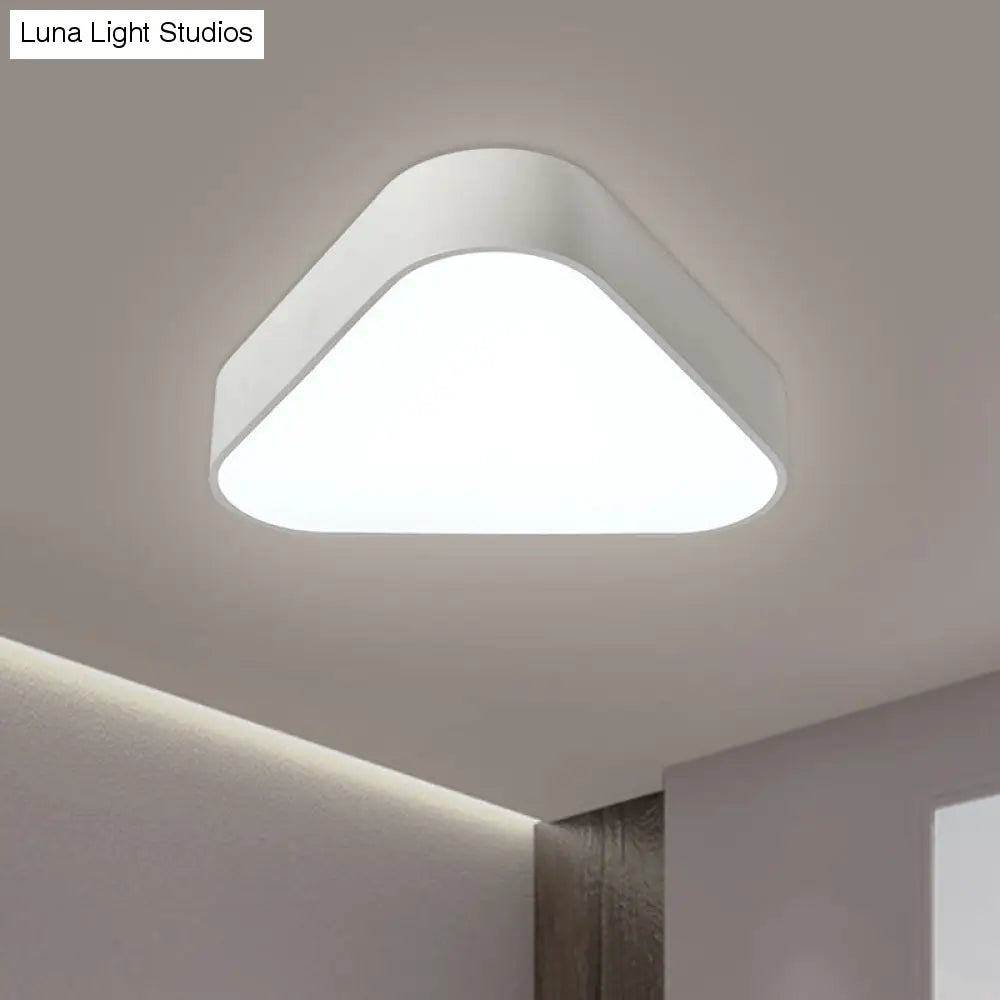 Dreiecksspaß: LED-Unterputzleuchte aus Acryl für Kinder in Weiß/Gelb/Violett für deckennahe Beleuchtung