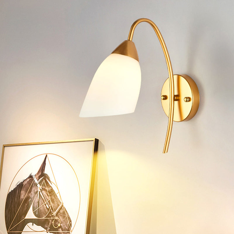 Applique moderno da parete color oro con paralume in vetro bianco svasato per camera da letto