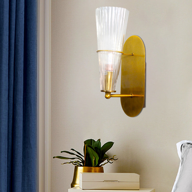 Aplique de pared cónico de latón moderno de mediados de siglo para interiores con vidrio acanalado transparente - Luz única