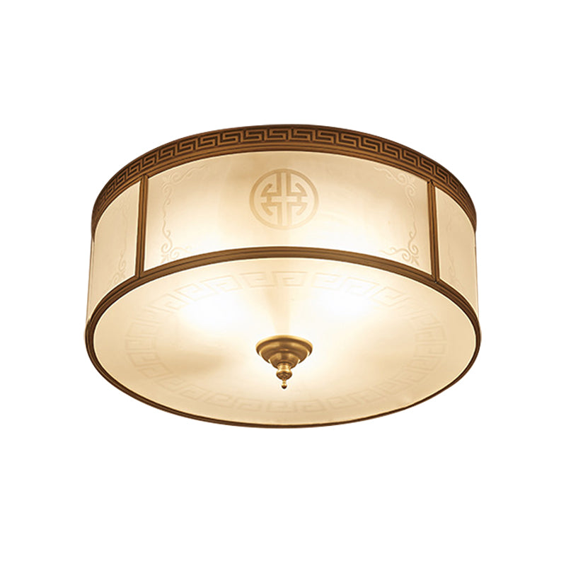 Lampa sufitowa do montażu podtynkowego ze szkła opalowego, z klasycznym mosiężnym wykończeniem