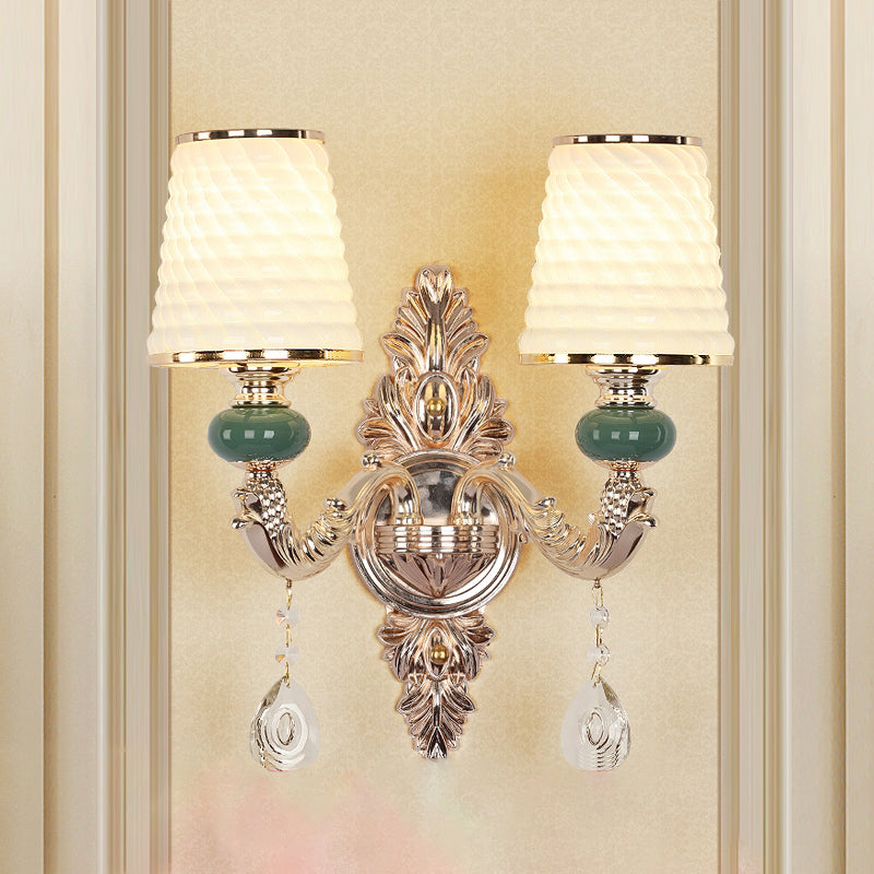 Klassische Wandleuchte mit strukturiertem Glas und hängendem Kristall in Gold