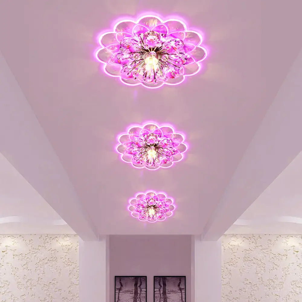 Plafonnier LED floral moderne à encastrer avec cristal biseauté en rouge pour porche, avec options de lumière rose, blanche et chaude.
