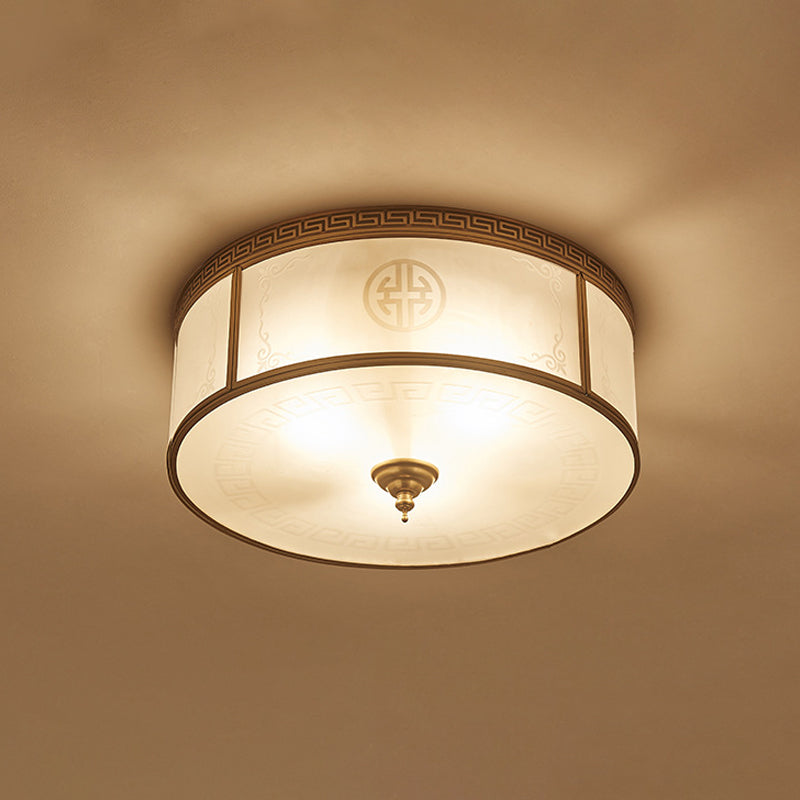 Lampa sufitowa do montażu podtynkowego ze szkła opalowego, z klasycznym mosiężnym wykończeniem