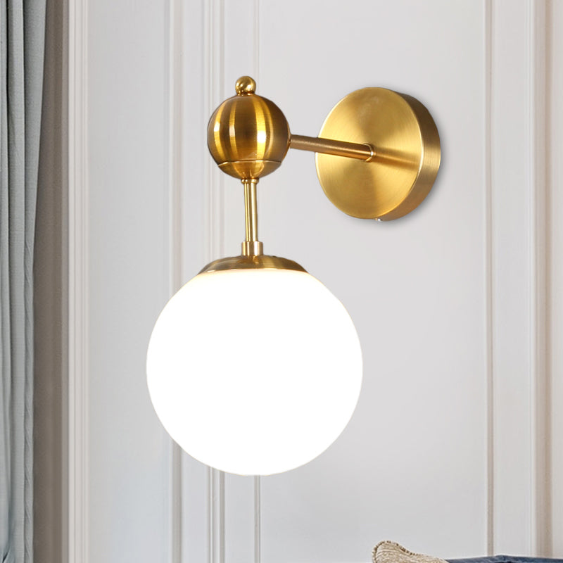 Moderne Messing-Wandleuchte mit verstellbarem Knoten – weißes Glaskugel-Design