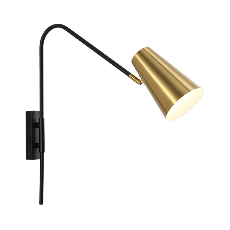 Lampada da parete moderna a cono in ottone per soggiorno