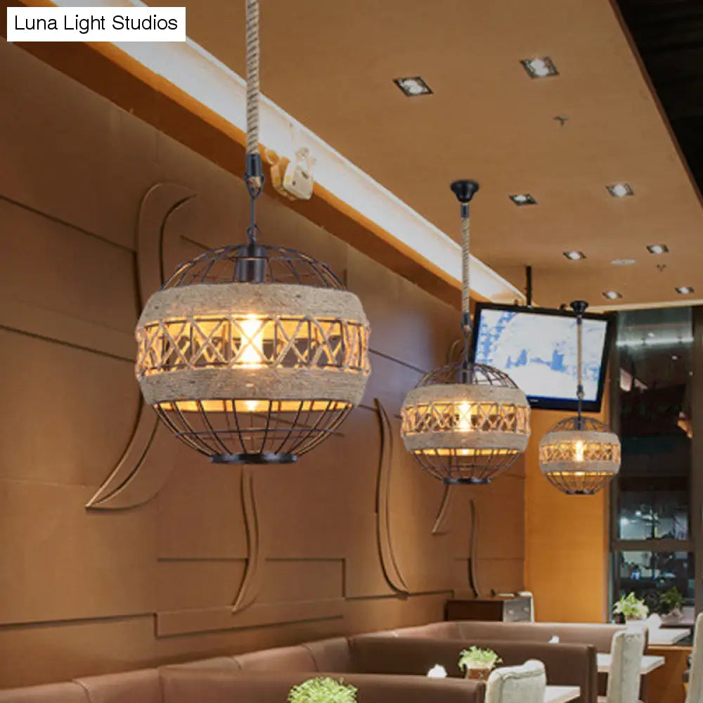 Lampa wisząca sferyczna w rustykalnym stylu industrialnym w kolorze czarnym