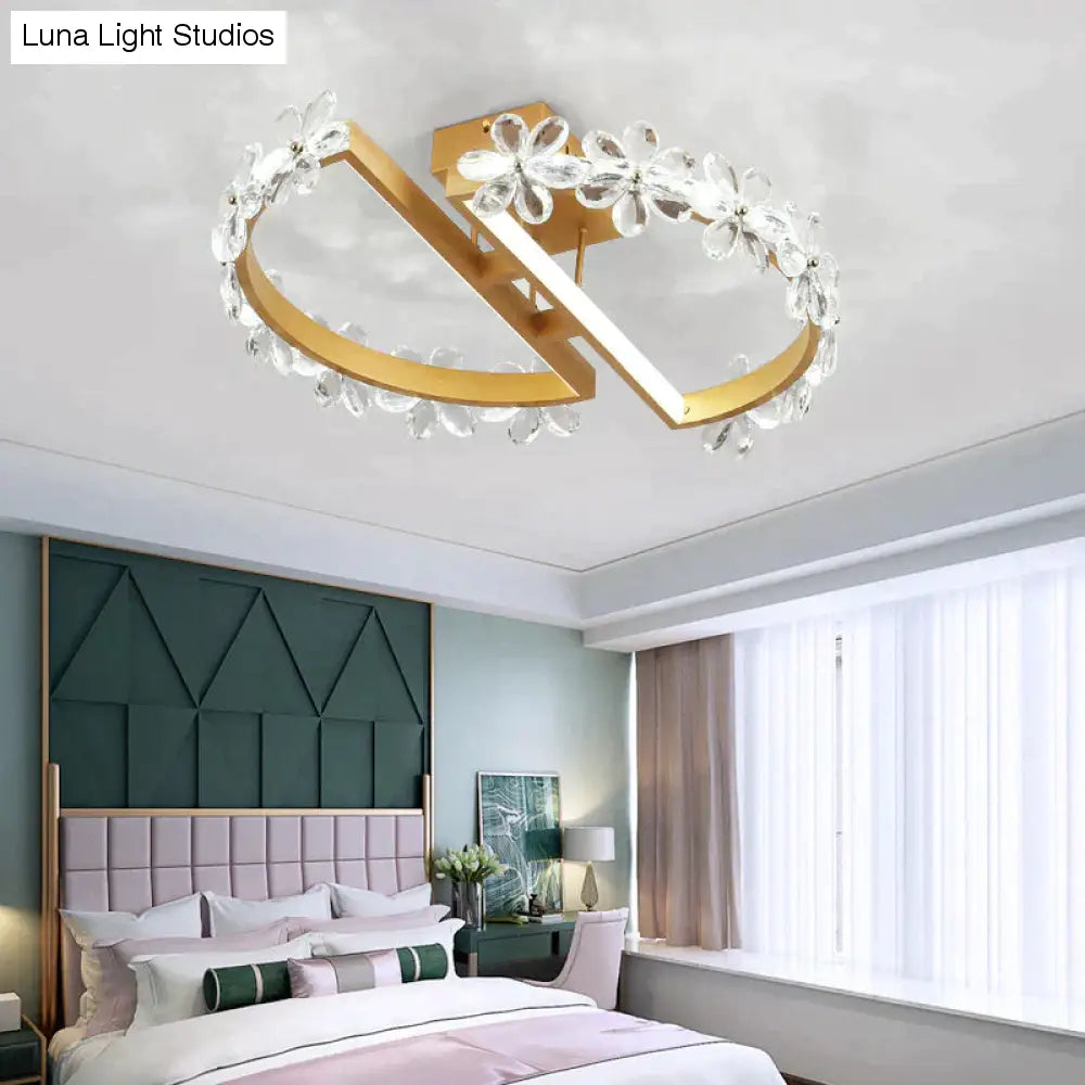 Lampa sufitowa z kryształowym kwiatem w sypialni w stylu nordyckim