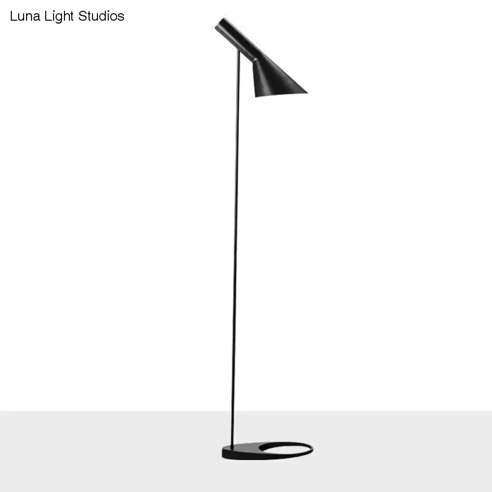 Lámpara de pie AJ ​​de diseño nórdico, luz de pie de Metal negro para sala de estar, dormitorio, mesita de noche, lámparas de pie decorativas, Luminaria de iluminación