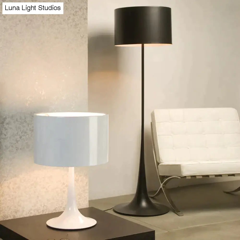 Lampada da terra per gentiluomo Creativo semplice soggiorno Comodino per hotel Lampada da terra moderna in ferro Lampada da notte