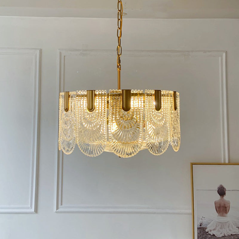 Lampa wisząca z przezroczystego, teksturowanego szkła. Klasyczny żyrandol do jadalni. Oprawa oświetleniowa z mosiądzu